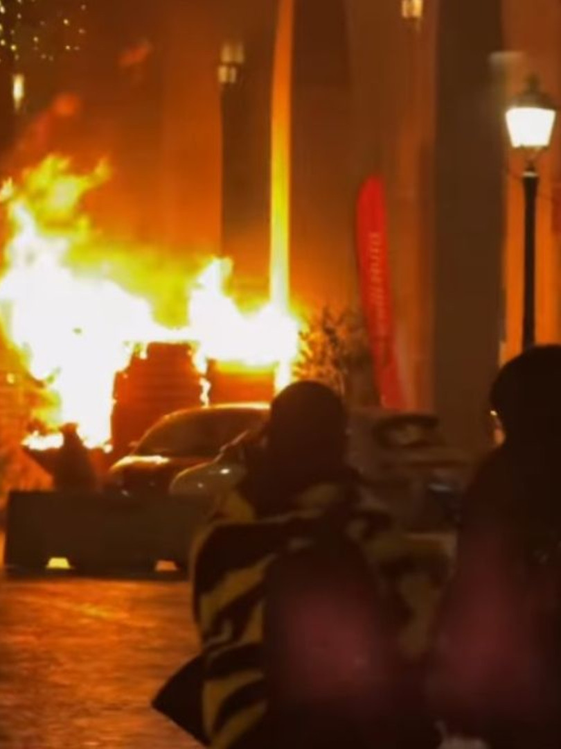 Chieti, a fuoco il mercatino di Natale in centro: paura nella notte