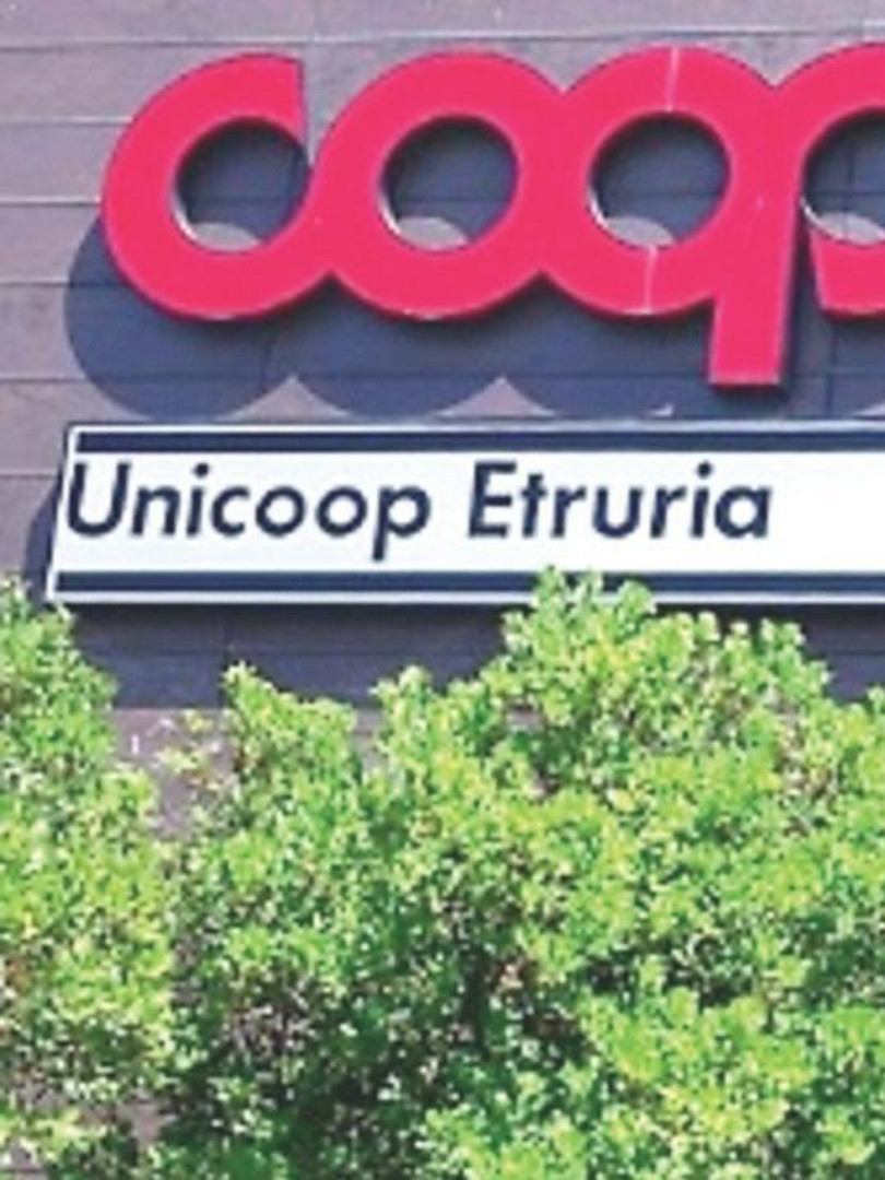 Esuberi e chiusure, i dipendenti di Unicoop Etruria scioperano: il piano contestato