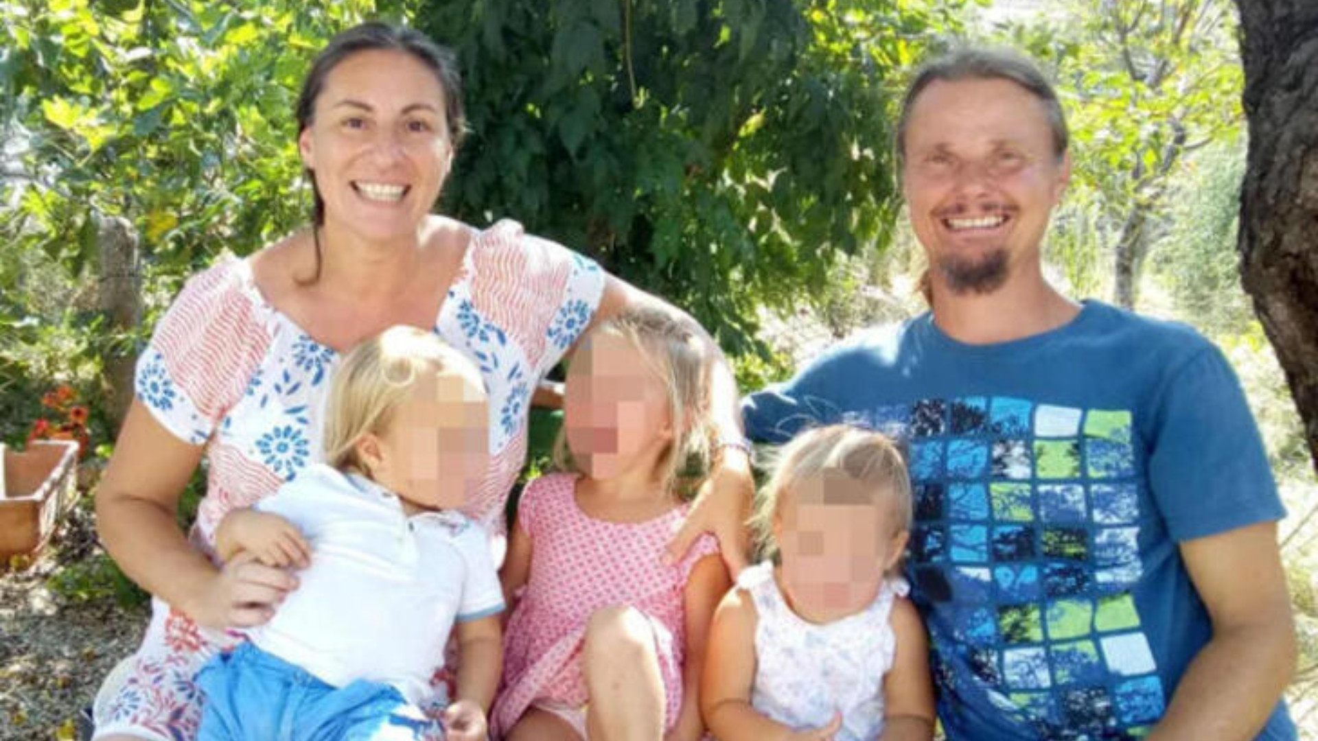 Famiglia nel bosco, rigettato il ricorso dei genitori: i bambini a Natale staranno lontani da casa