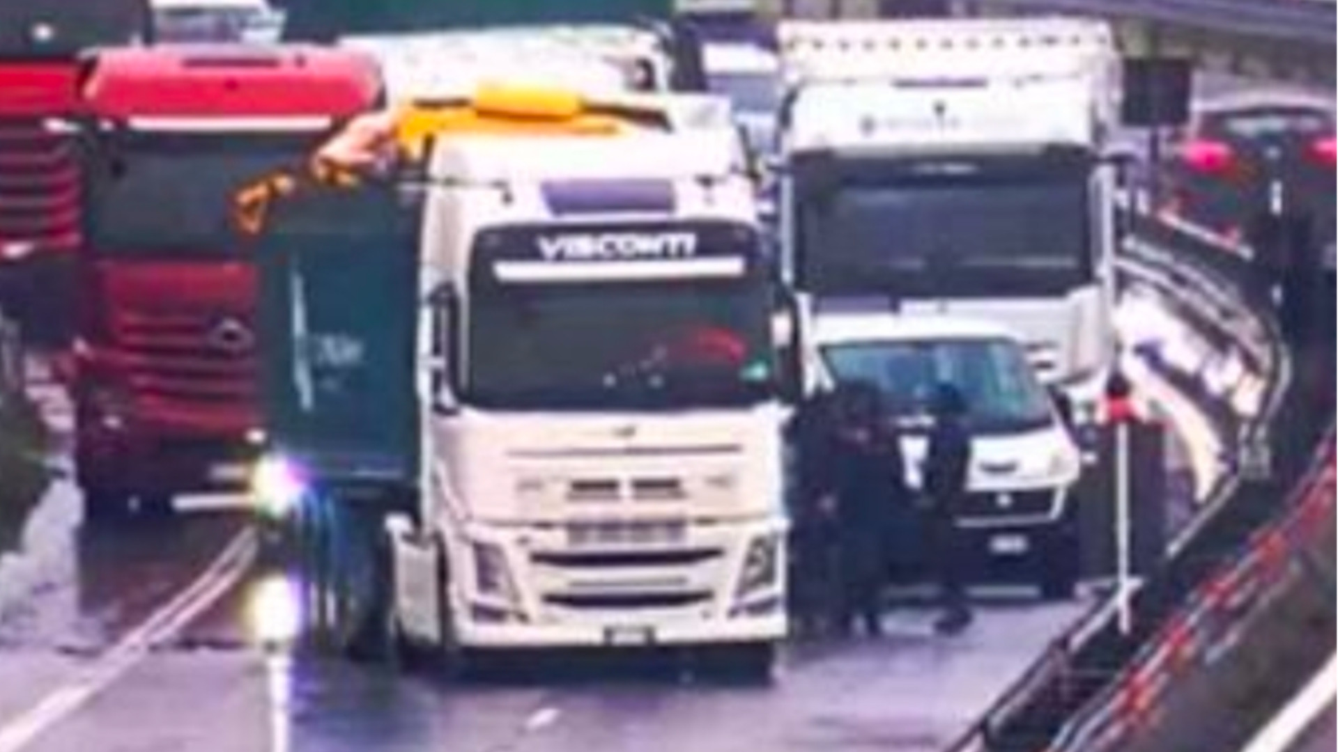 A14, scontro tra due camion tra Roseto e Mosciano: traffico in tilt per ...